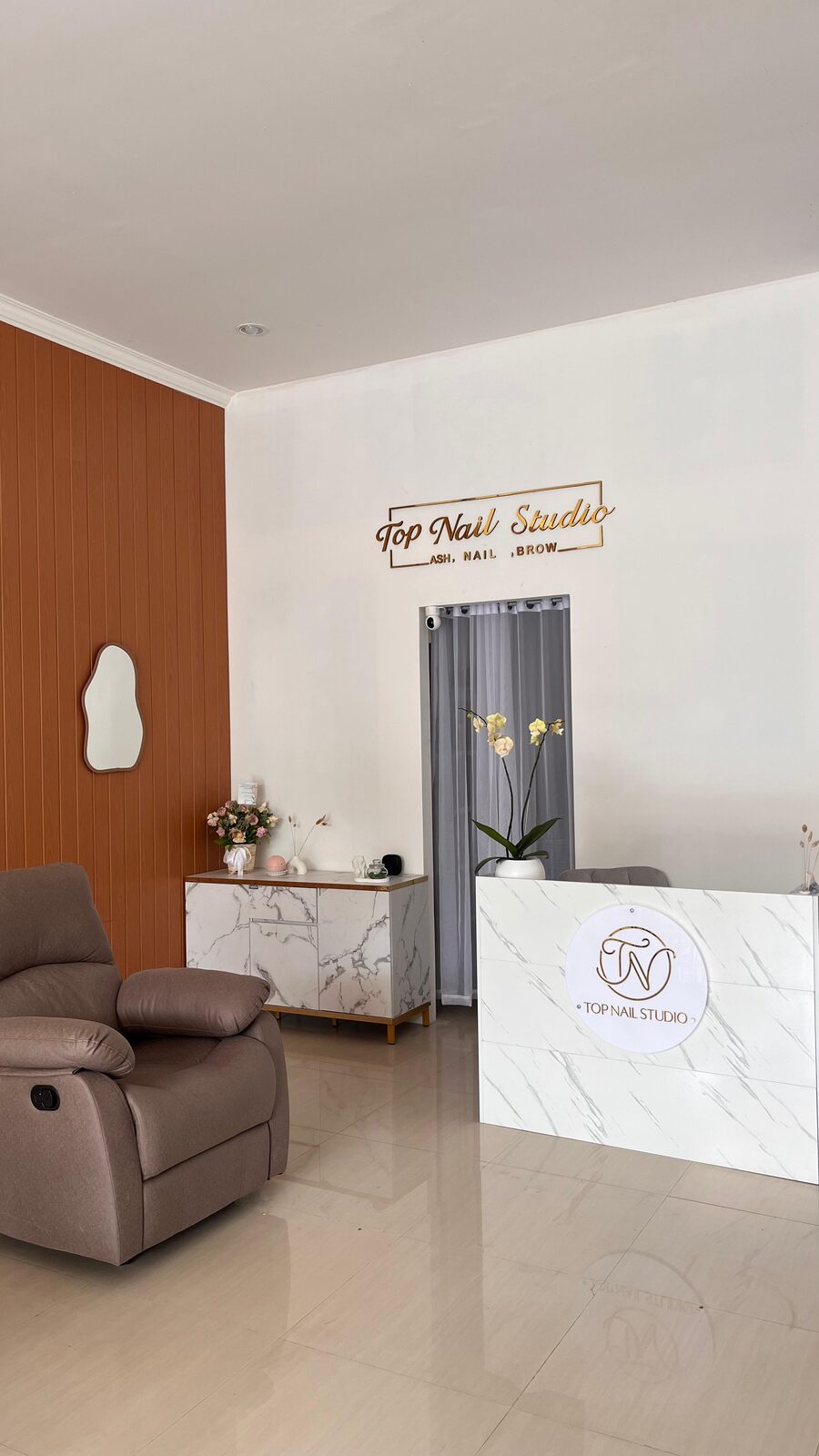 Top Nail Studio Bali — reception and interior, Denpasar